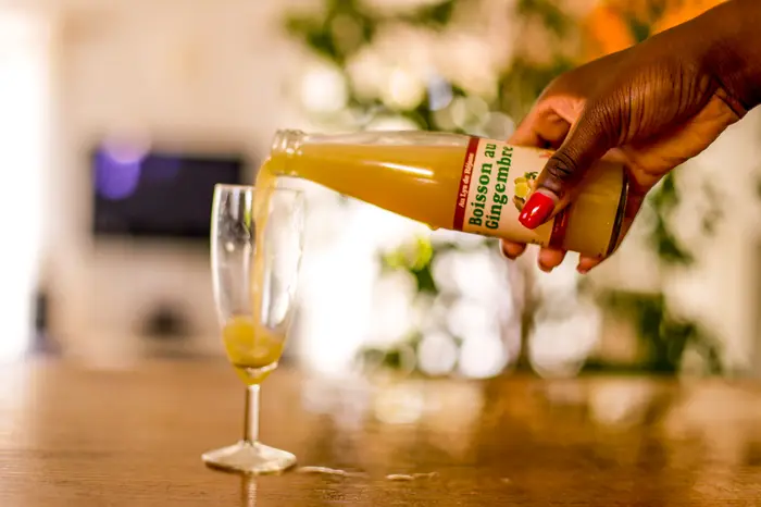 Boisson au gingembre versée dans un verre