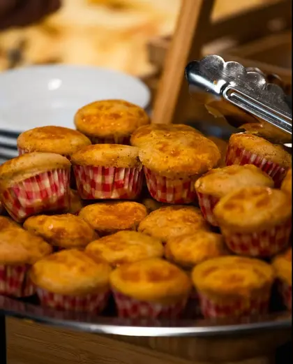 Muffins aux légumes disposés sur un plateau de service