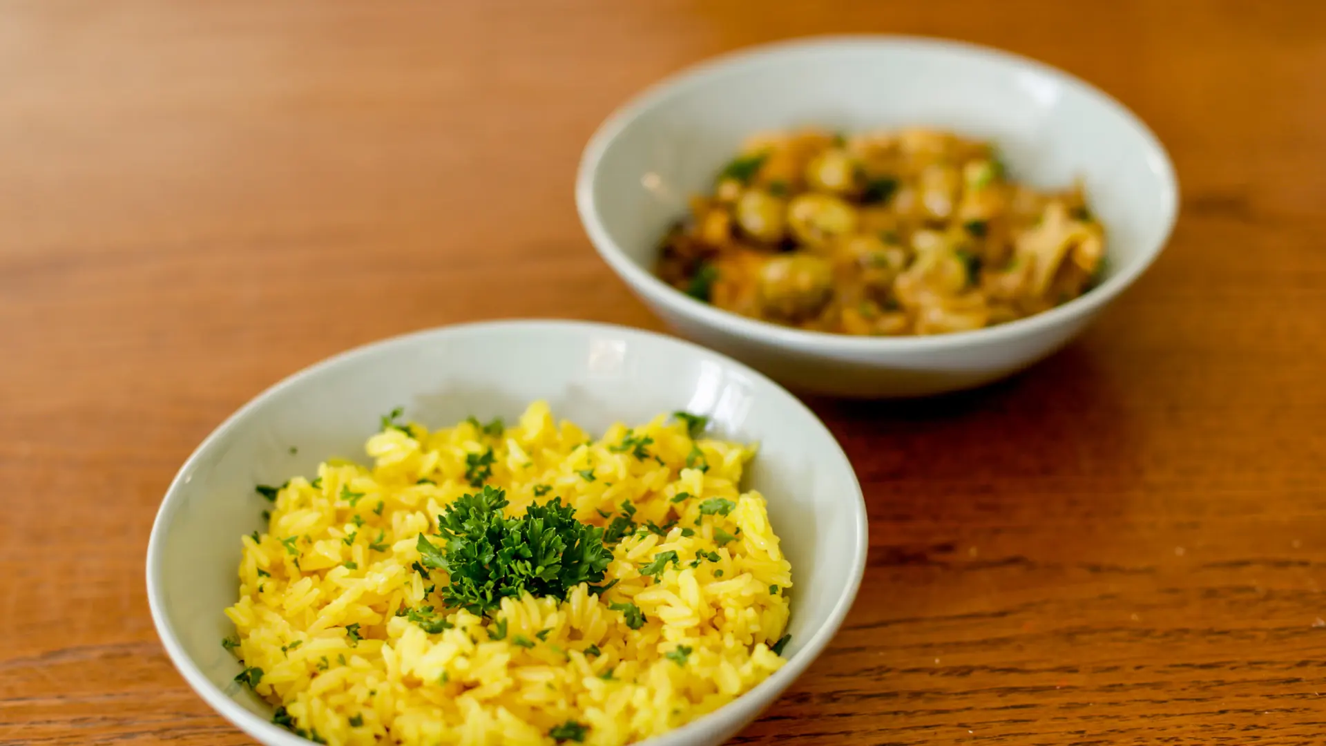 Colombo de poulet et riz safrané servis en bols