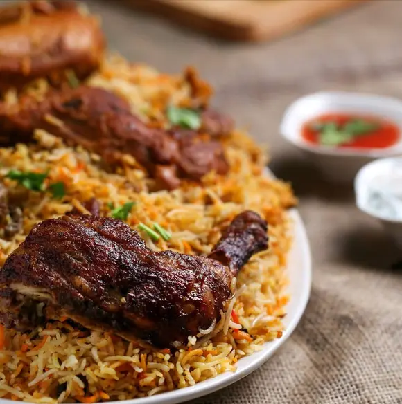 Poulet boucané servi sur un riz aux épices