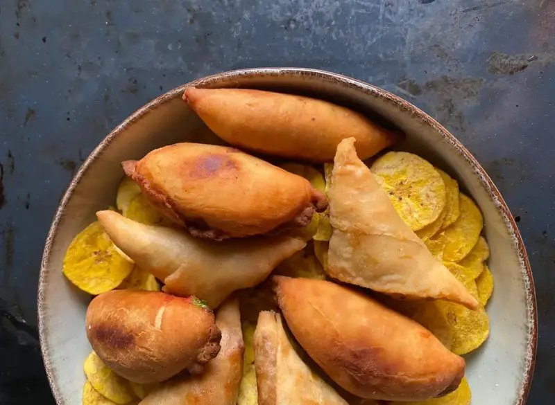 Bokits, samoussas et alloco servis en bol pour un buffet