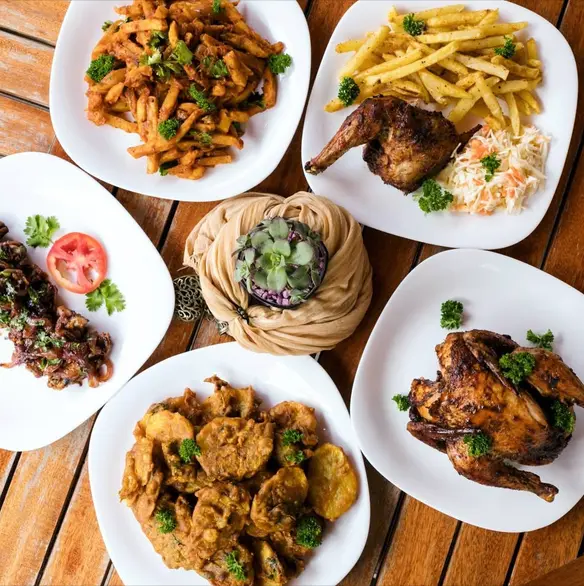 Plats variés dressés sur une table en bois pour une réception